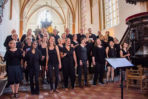 Billede af voksenkoret, der synger i Sankt Hans Kirke